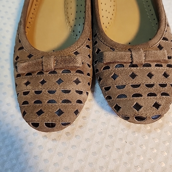 Vaneli Women’s 6.5 NARROW  Dark Beige Suede Ballet Flats  Comfort Cushion Shoes - Picture 4 of 10